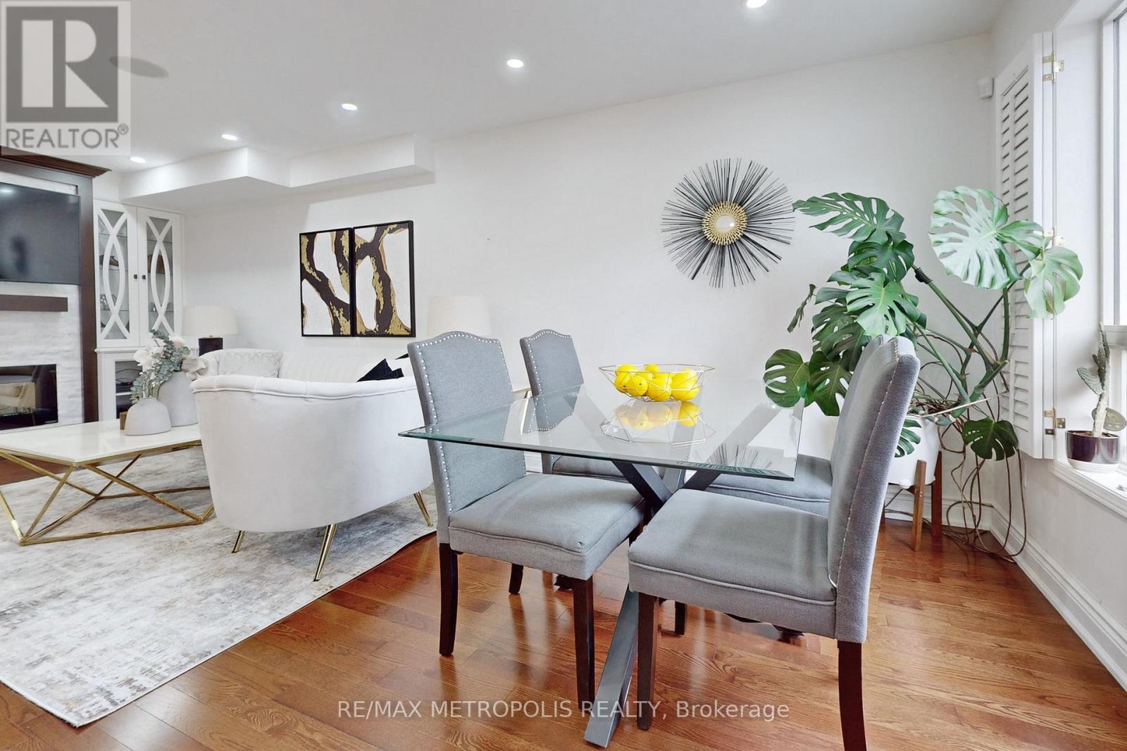 14 Piazza Crescent, Vaughan, ON - Indoor With Fireplace