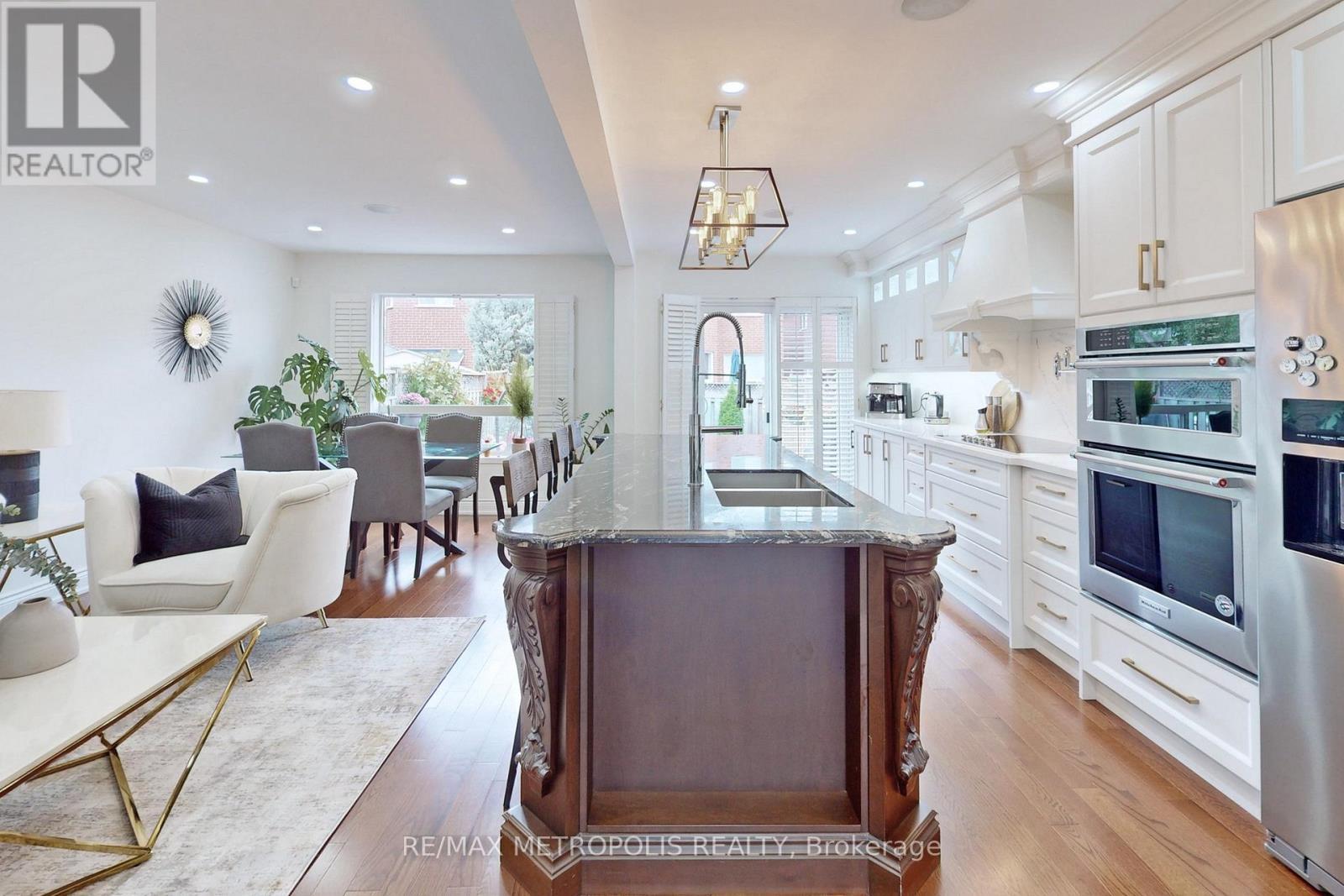 14 Piazza Crescent, Vaughan, ON - Indoor Photo Showing Kitchen With Double Sink With Upgraded Kitchen