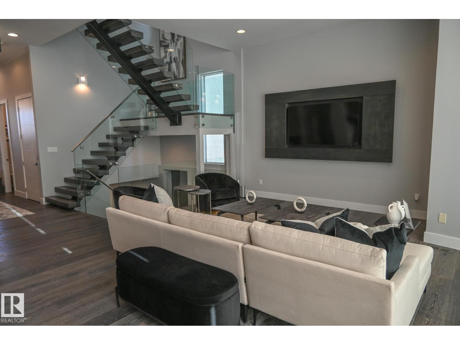 9509 99B St Nw, Edmonton, AB - Indoor Photo Showing Living Room