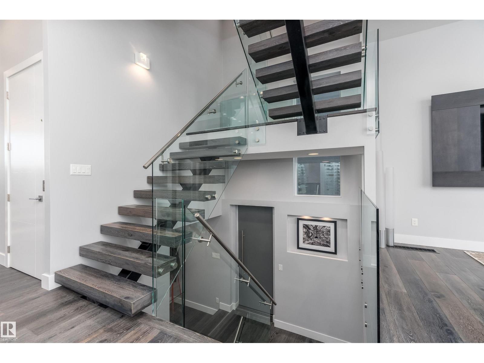 9509 99B St Nw, Edmonton, AB - Indoor Photo Showing Other Room