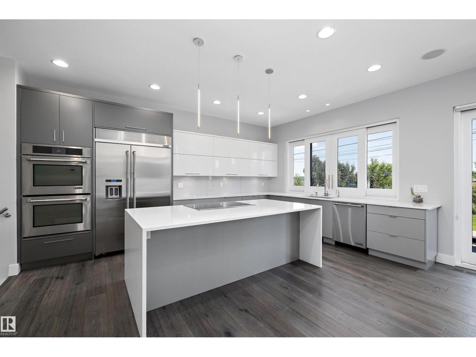 9509 99B St Nw, Edmonton, AB - Indoor Photo Showing Kitchen With Upgraded Kitchen