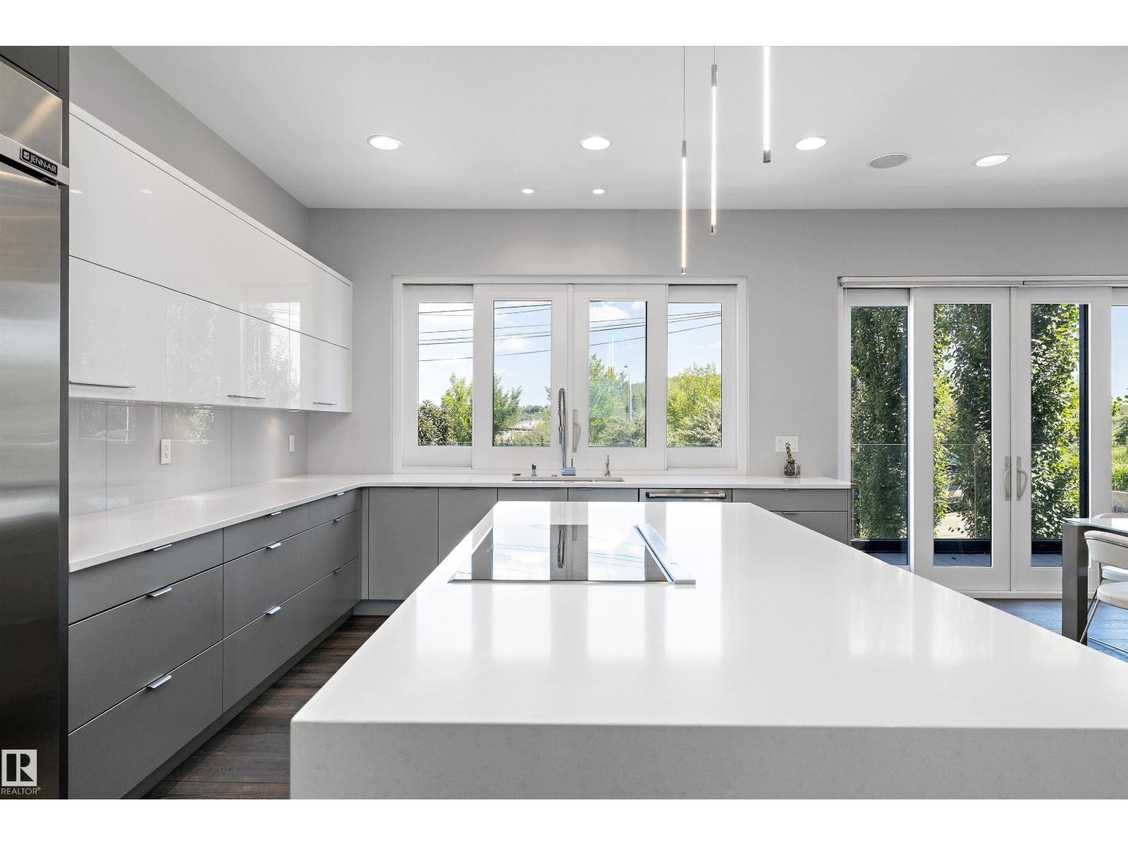 9509 99B St Nw, Edmonton, AB - Indoor