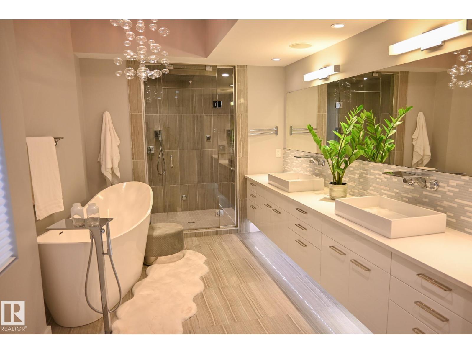 9509 99B St Nw, Edmonton, AB - Indoor Photo Showing Bathroom