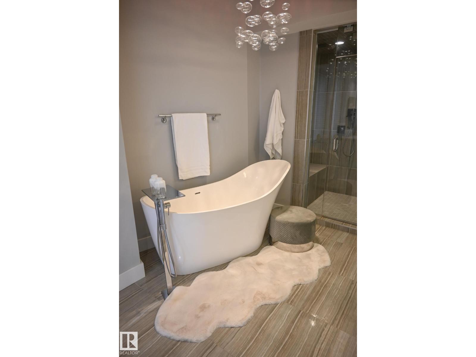9509 99B St Nw, Edmonton, AB - Indoor Photo Showing Bathroom