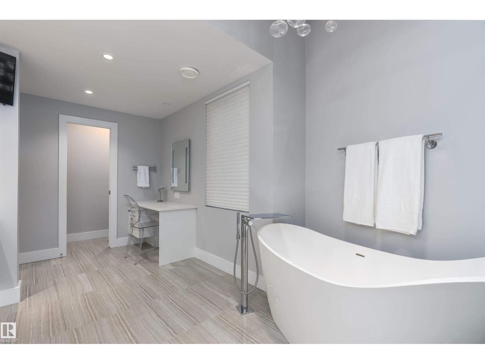 9509 99B St Nw, Edmonton, AB - Indoor Photo Showing Bathroom