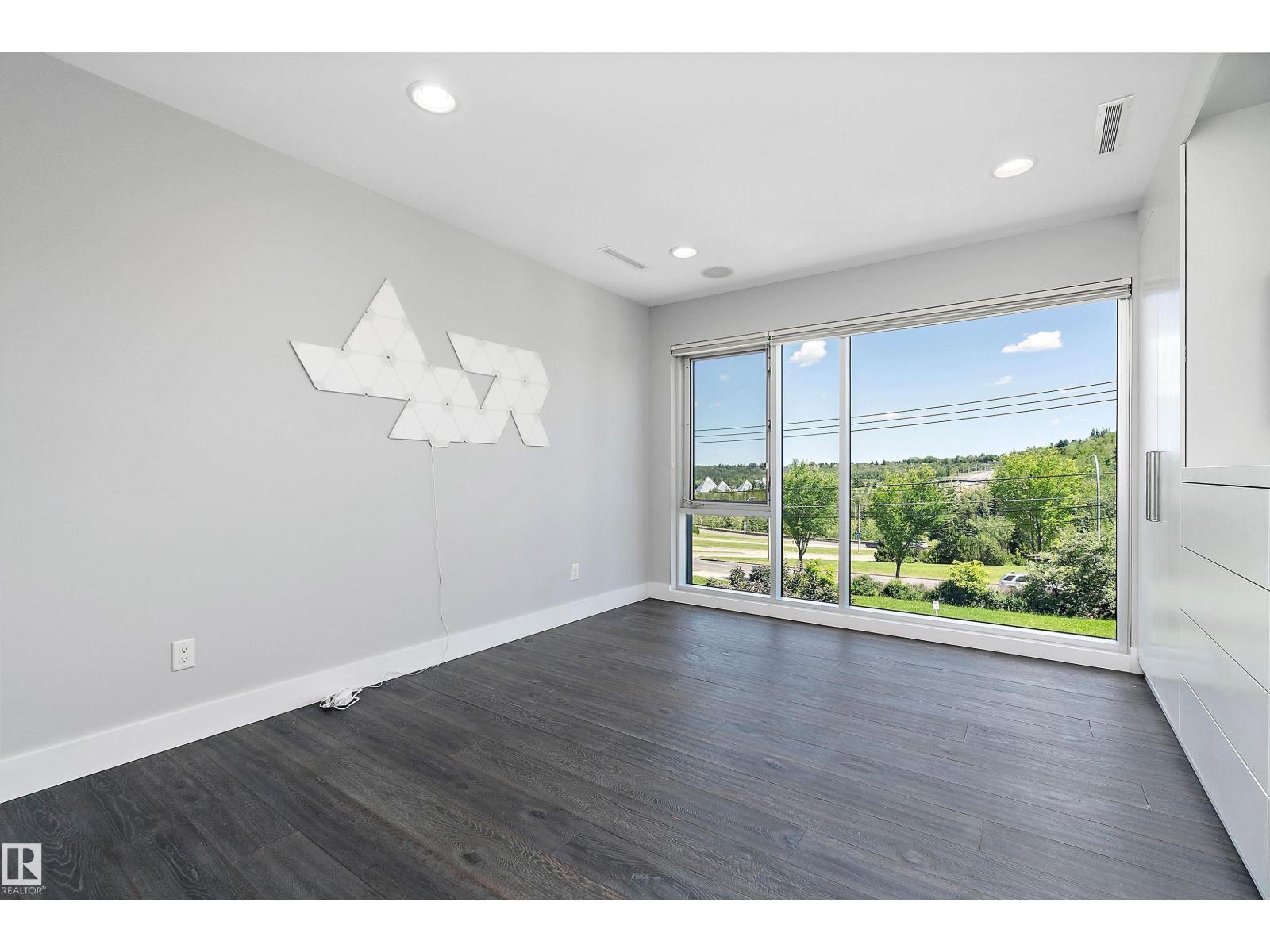 9509 99B St Nw, Edmonton, AB - Indoor