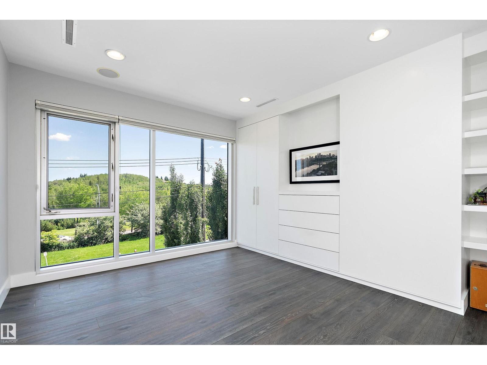 9509 99B St Nw, Edmonton, AB - Indoor