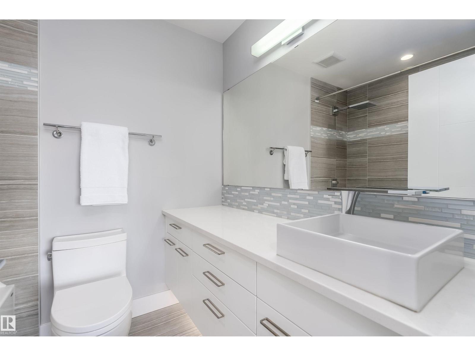 9509 99B St Nw, Edmonton, AB - Indoor Photo Showing Bathroom