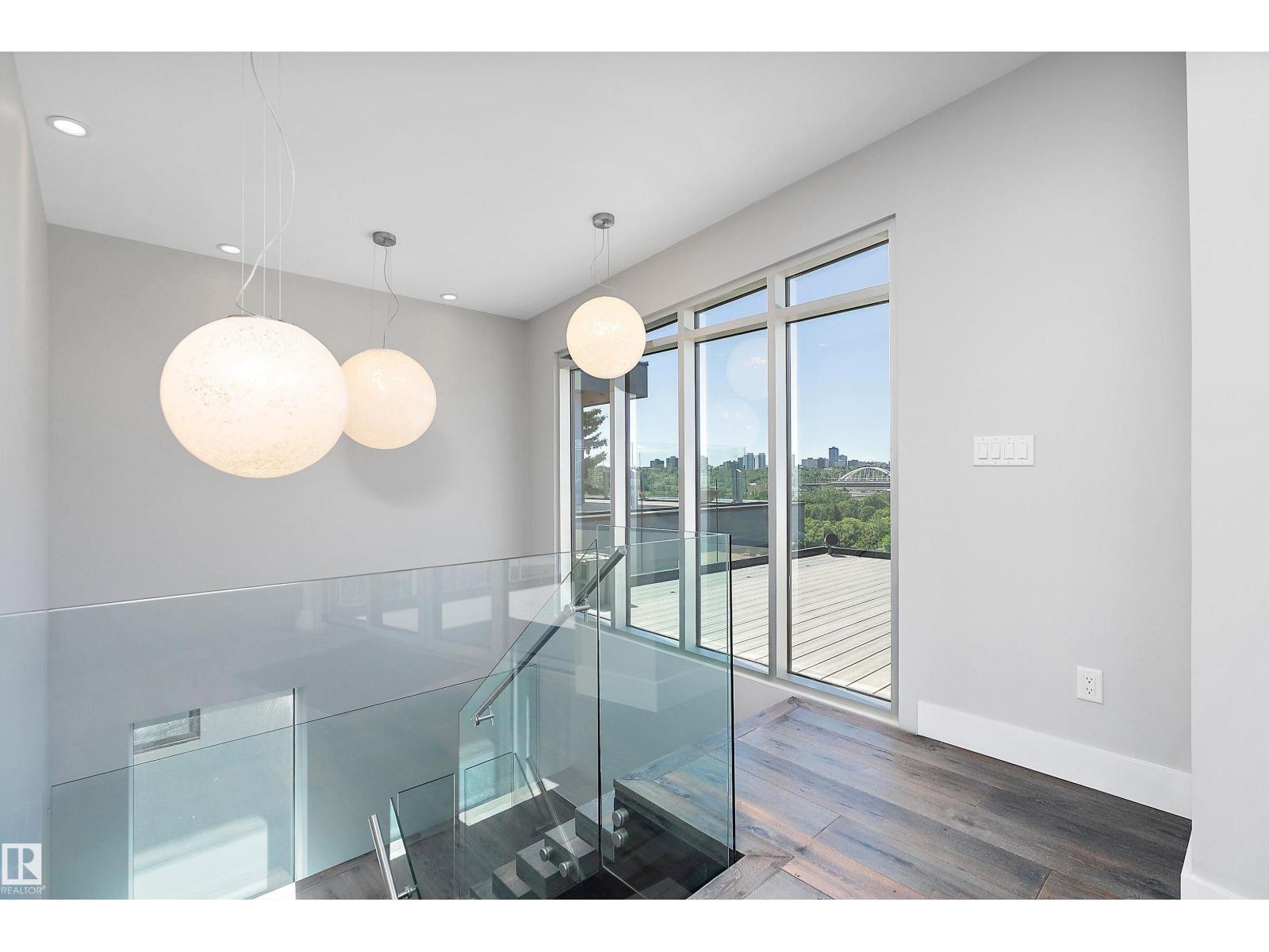 9509 99B St Nw, Edmonton, AB - Indoor Photo Showing Other Room