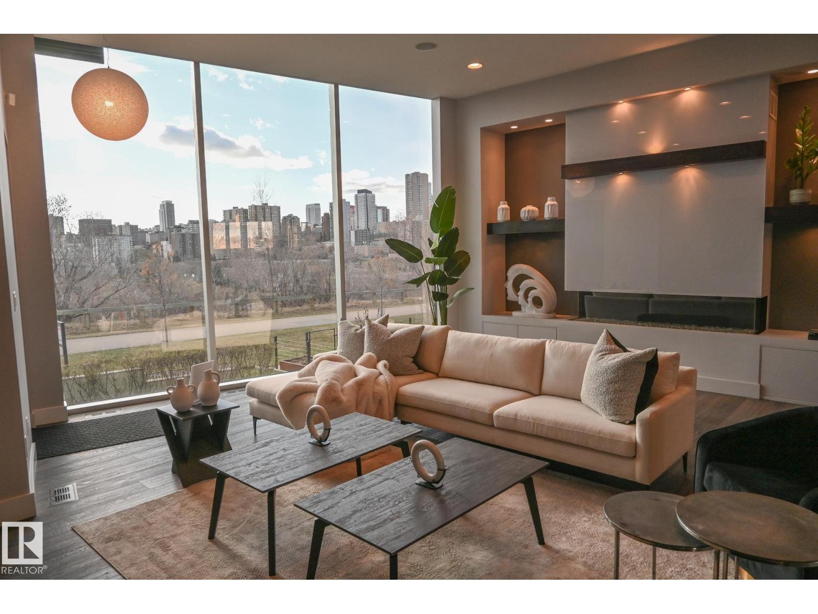 9509 99B St Nw, Edmonton, AB - Indoor Photo Showing Living Room