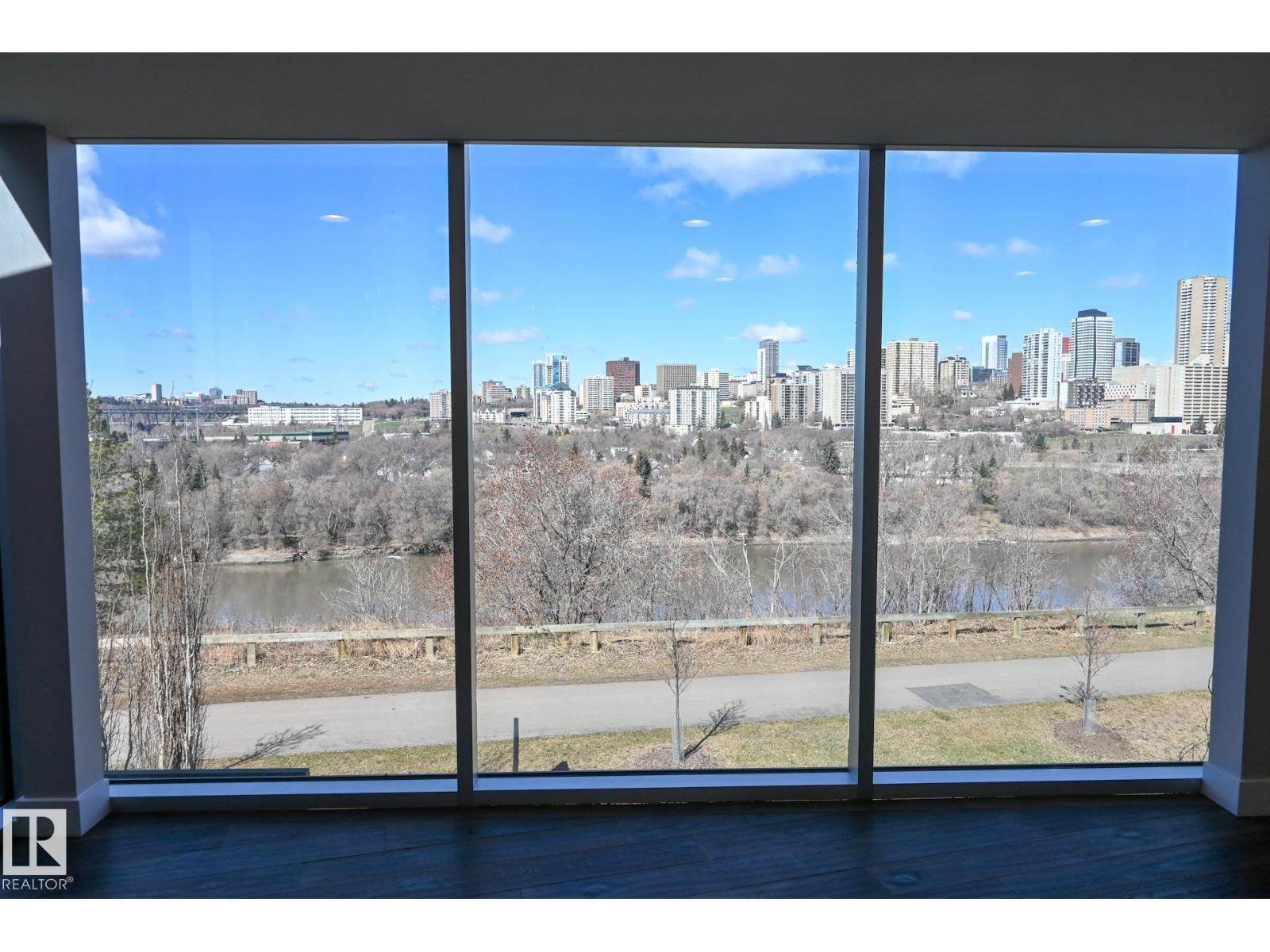 9509 99B St Nw, Edmonton, AB - Indoor Photo Showing Other Room
