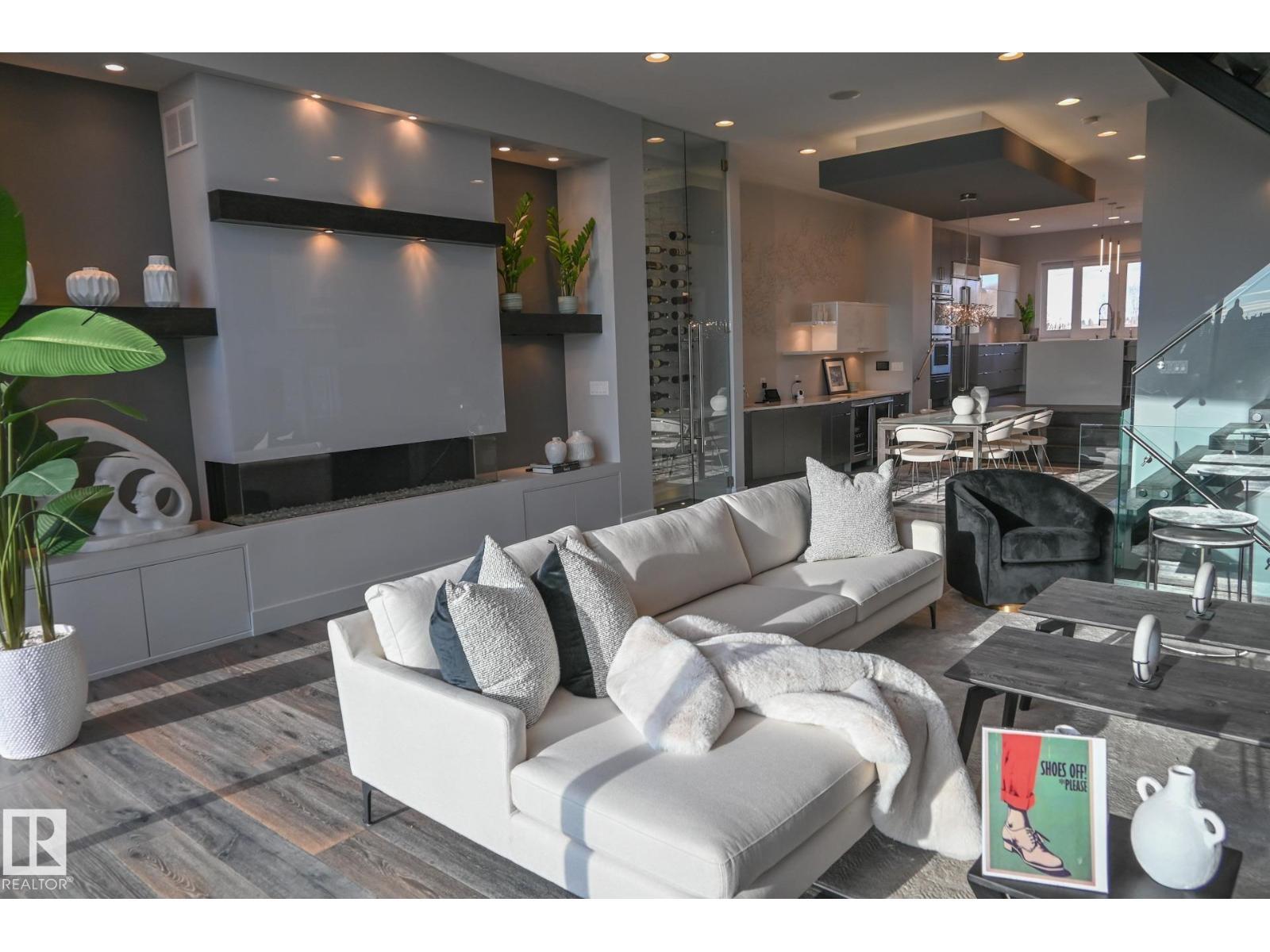 9509 99B St Nw, Edmonton, AB - Indoor Photo Showing Living Room