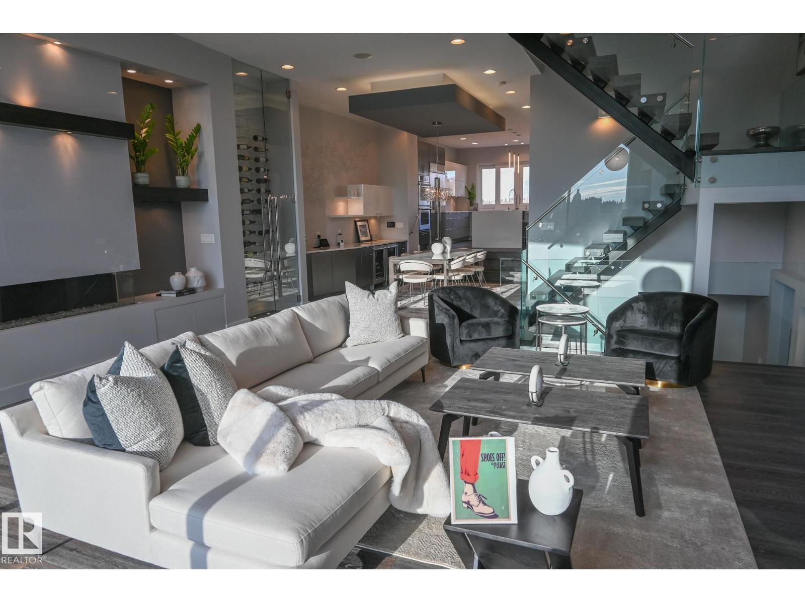 9509 99B St Nw, Edmonton, AB - Indoor Photo Showing Living Room