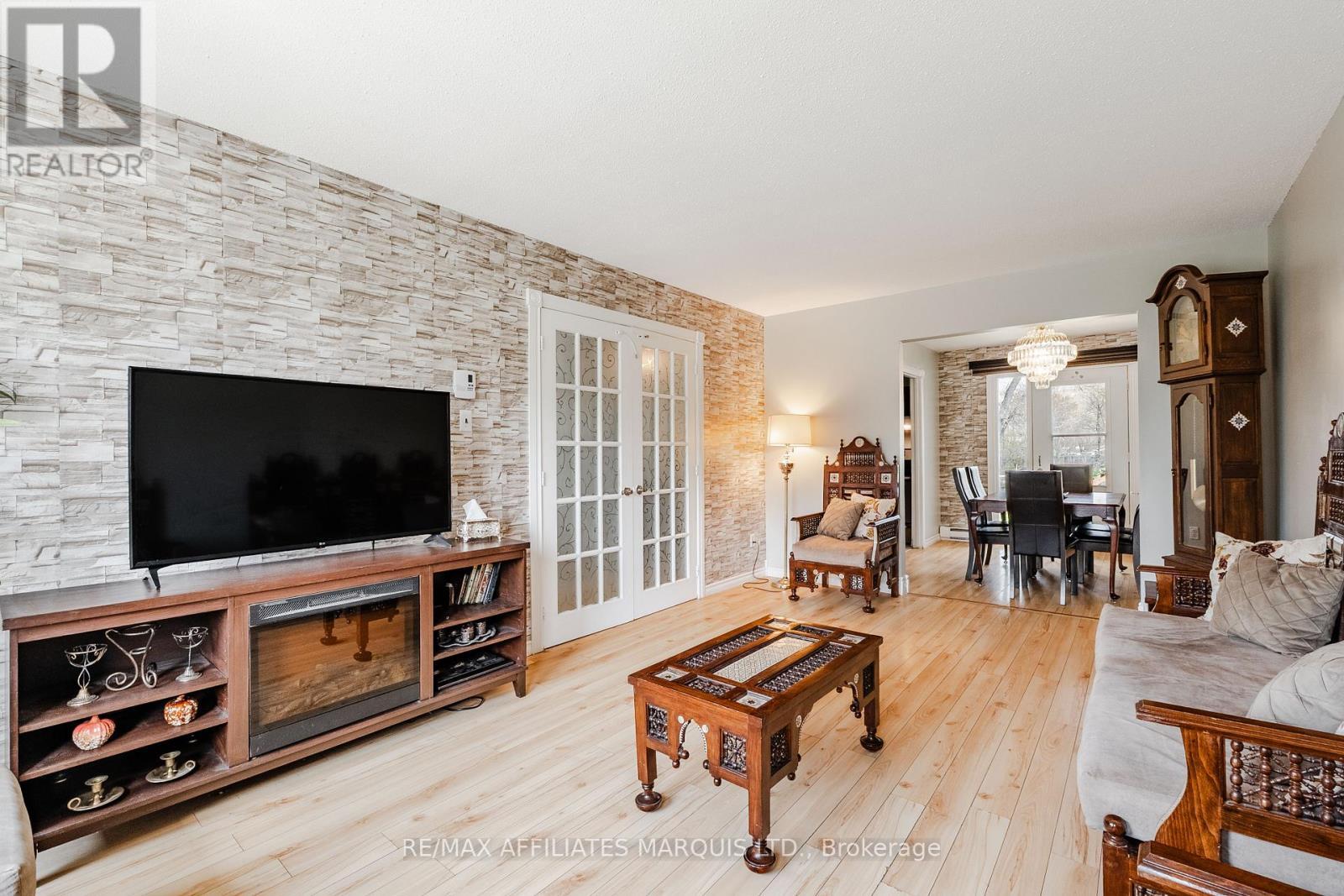 812 Glengarry Boulevard, Cornwall, ON - Indoor Photo Showing Living Room
