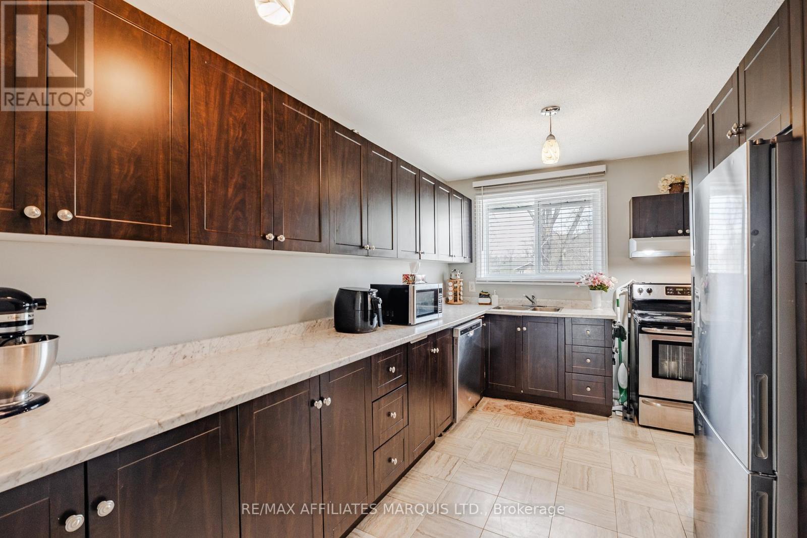 812 Glengarry Boulevard, Cornwall, ON - Indoor Photo Showing Kitchen