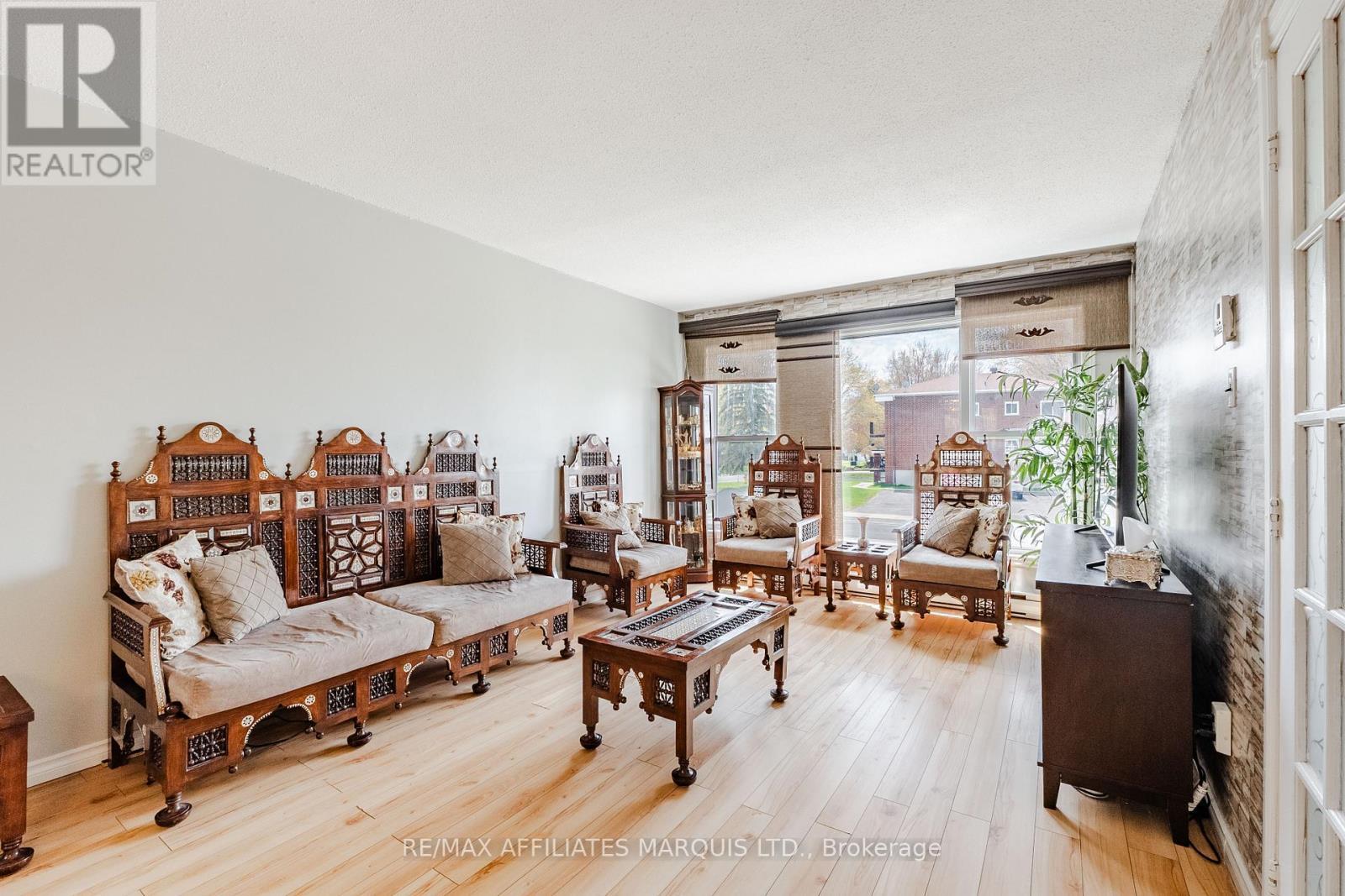 812 Glengarry Boulevard, Cornwall, ON - Indoor Photo Showing Living Room