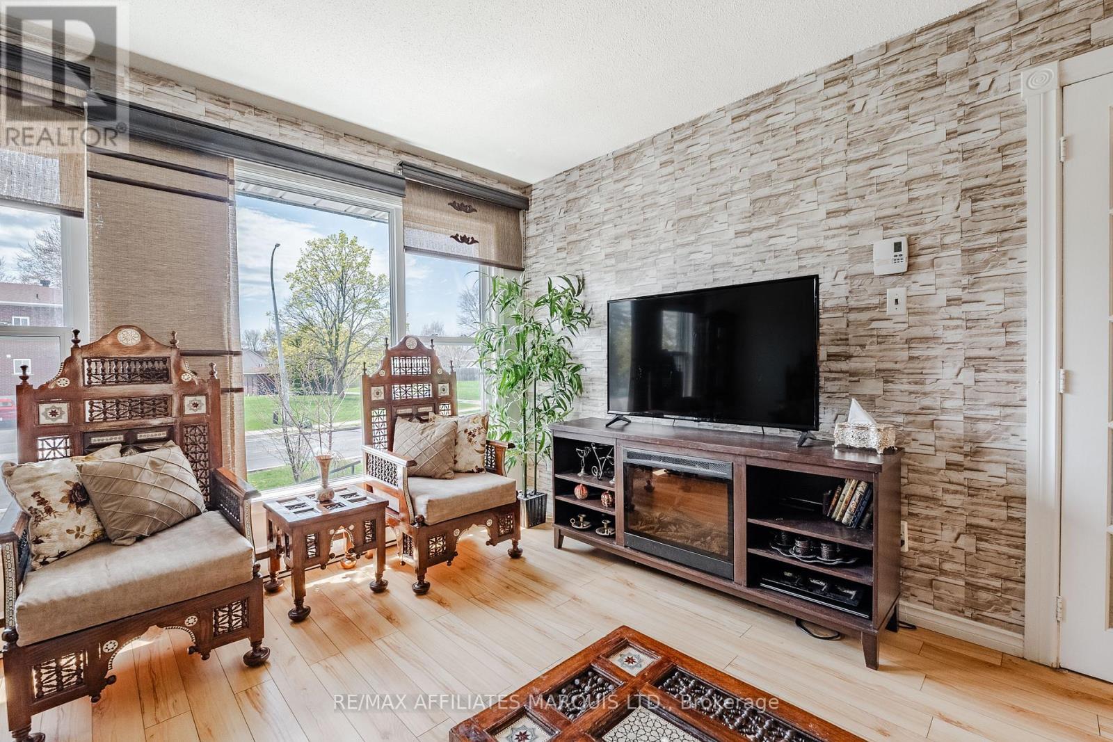 812 Glengarry Boulevard, Cornwall, ON - Indoor Photo Showing Living Room