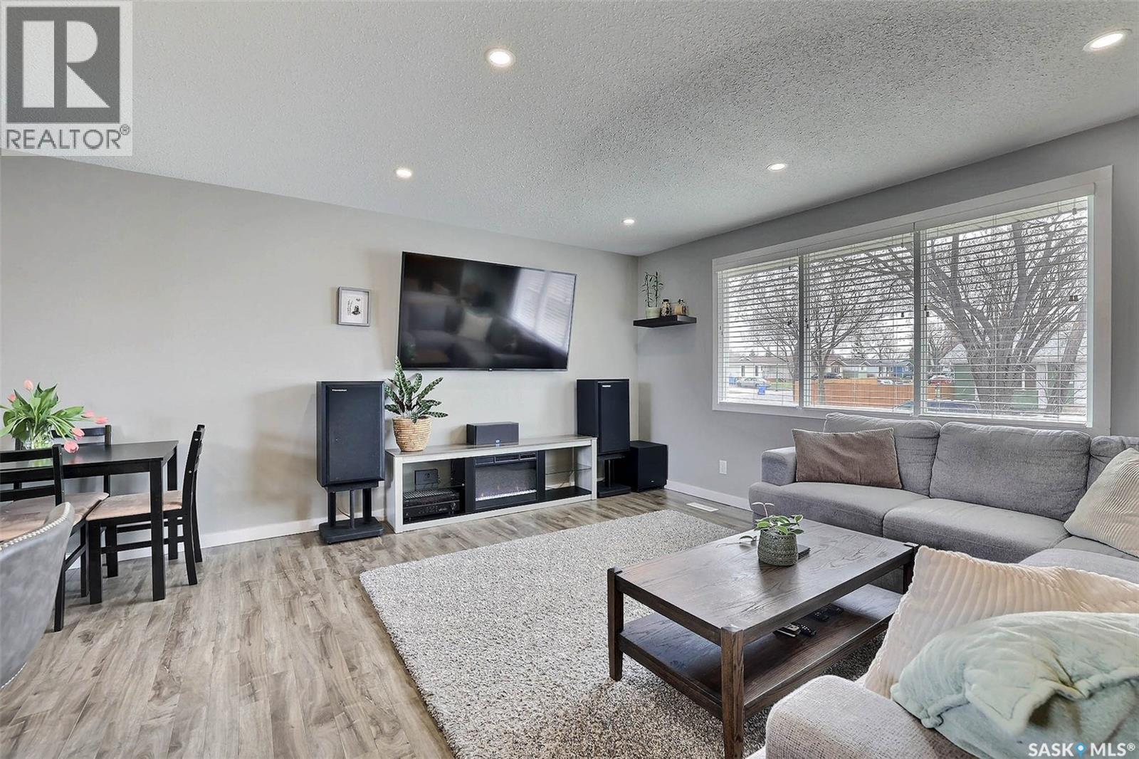 110 Fulton Drive, Regina, SK - Indoor Photo Showing Living Room