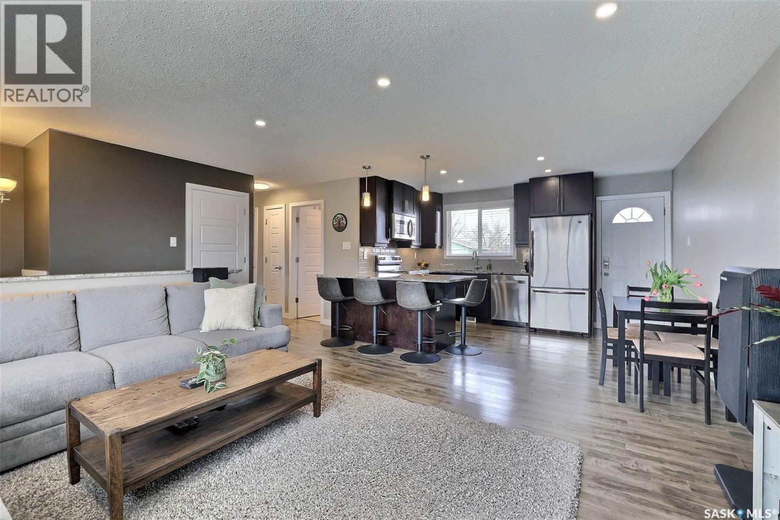 110 Fulton Drive, Regina, SK - Indoor Photo Showing Living Room