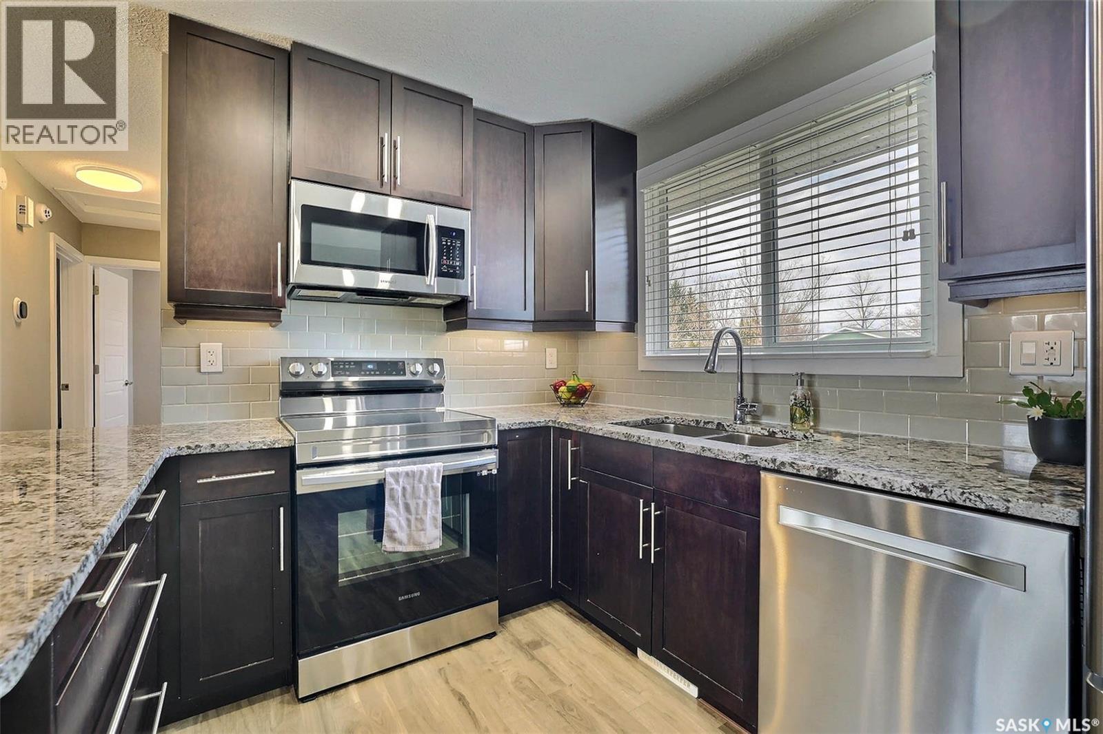 110 Fulton Drive, Regina, SK - Indoor Photo Showing Kitchen With Stainless Steel Kitchen With Double Sink With Upgraded Kitchen