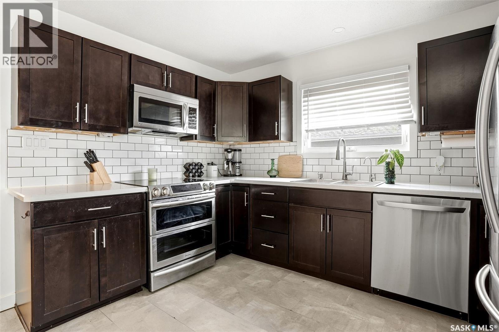 12 Fox Glove Crescent, Regina, SK - Indoor Photo Showing Kitchen With Upgraded Kitchen