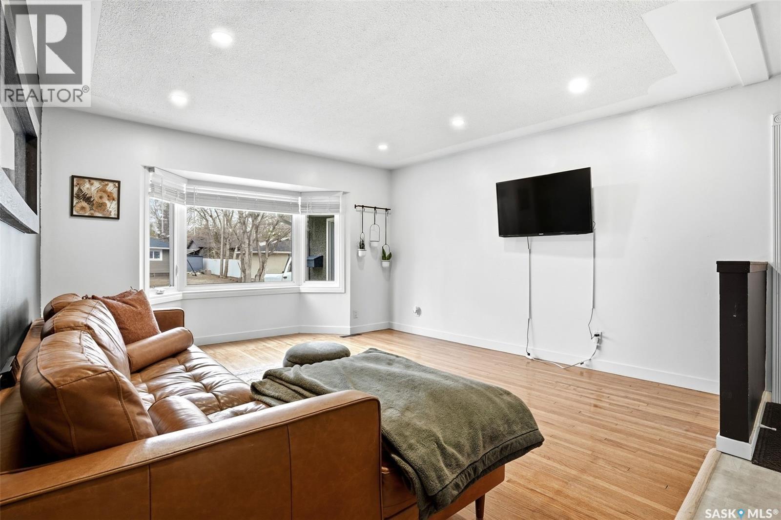 12 Fox Glove Crescent, Regina, SK - Indoor Photo Showing Living Room