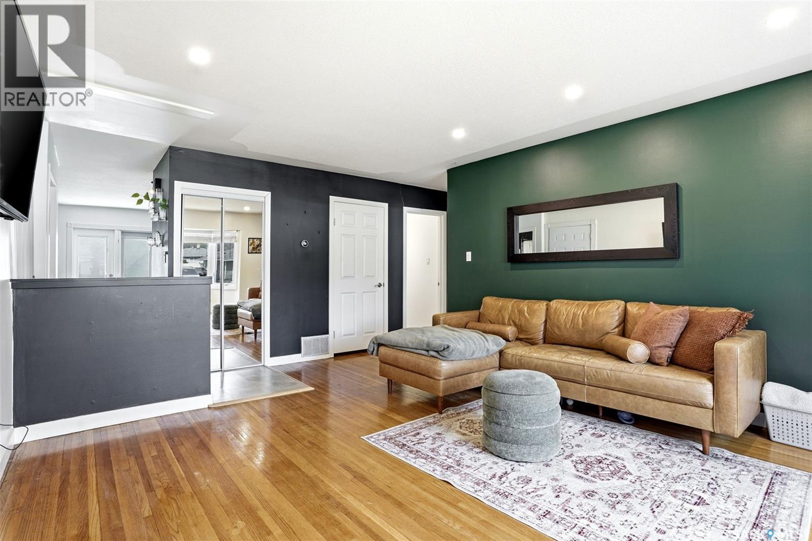 12 Fox Glove Crescent, Regina, SK - Indoor Photo Showing Living Room