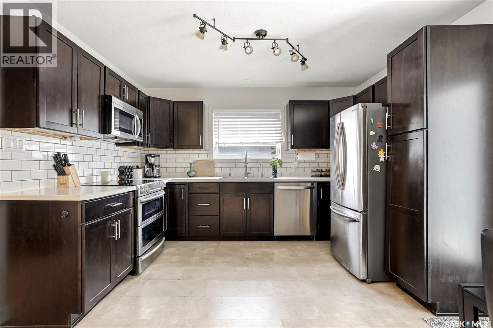 12 Fox Glove Crescent, Regina, SK - Indoor Photo Showing Kitchen With Stainless Steel Kitchen With Upgraded Kitchen
