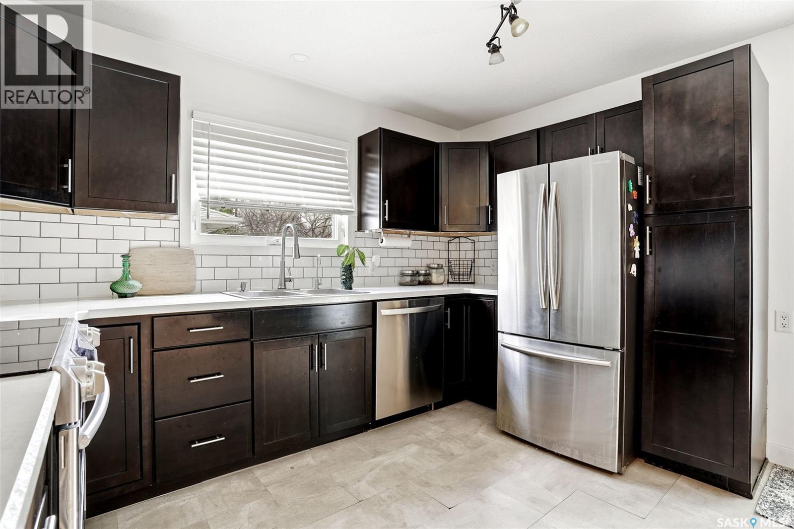 12 Fox Glove Crescent, Regina, SK - Indoor Photo Showing Kitchen With Stainless Steel Kitchen