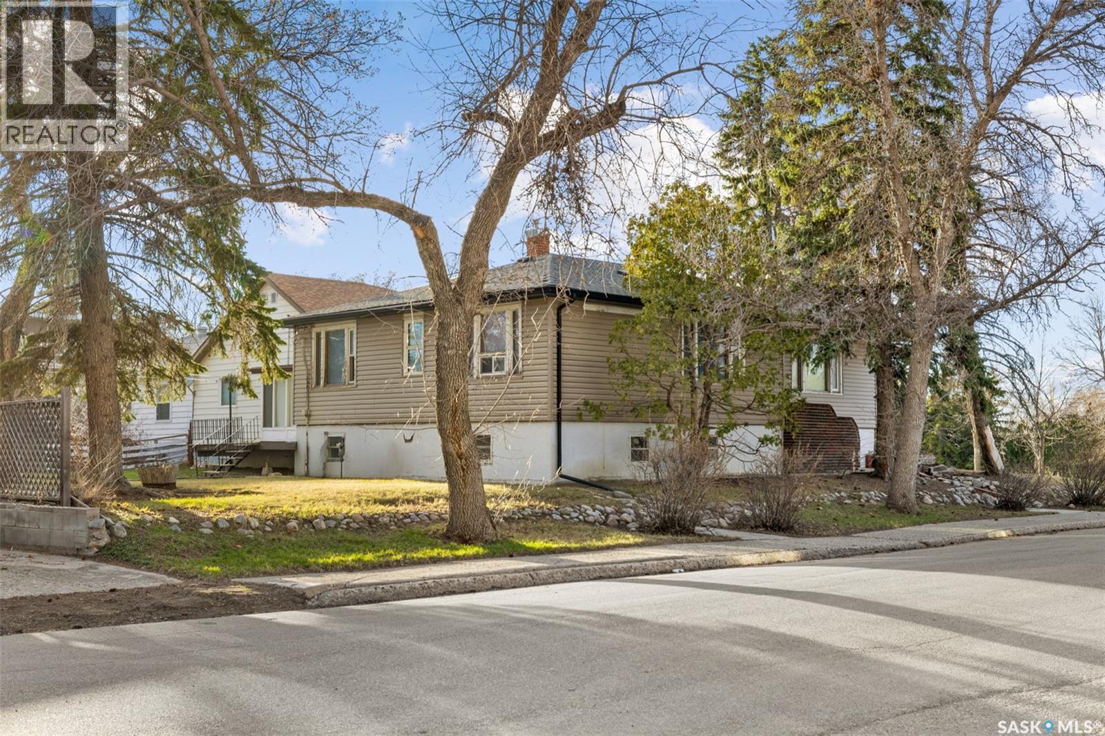 3301 Regina Avenue, Regina, SK - Outdoor With Facade