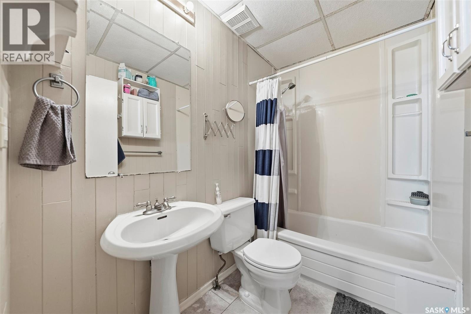 1117 15Th Street E, Saskatoon, SK - Indoor Photo Showing Bathroom