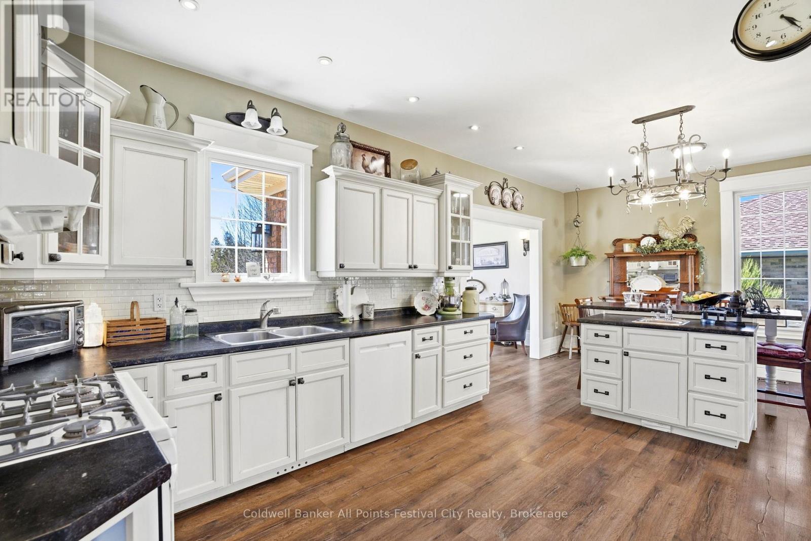 36603 Maitland Avenue, Goderich (Goderich (Town)), ON - Indoor Photo Showing Kitchen With Double Sink With Upgraded Kitchen
