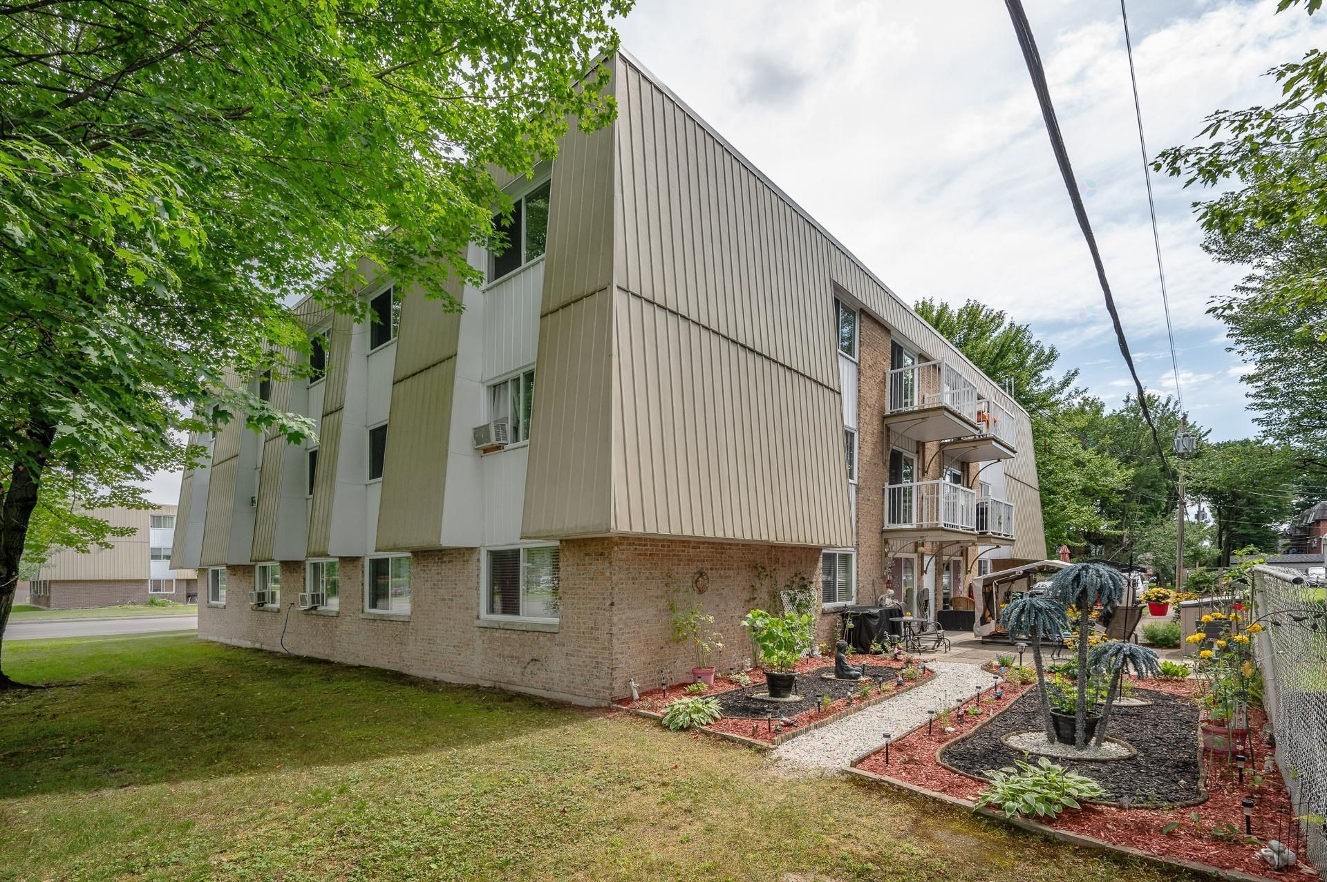 Back of Structure - 369 - 370 Rue Desjardins N., Granby, QC - Outdoor