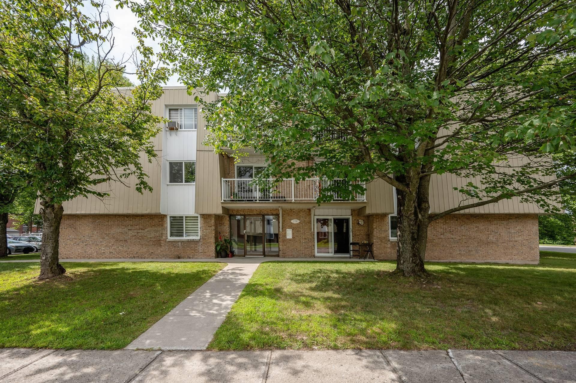 Front of Structure - 369 - 370 Rue Desjardins N., Granby, QC - Outdoor