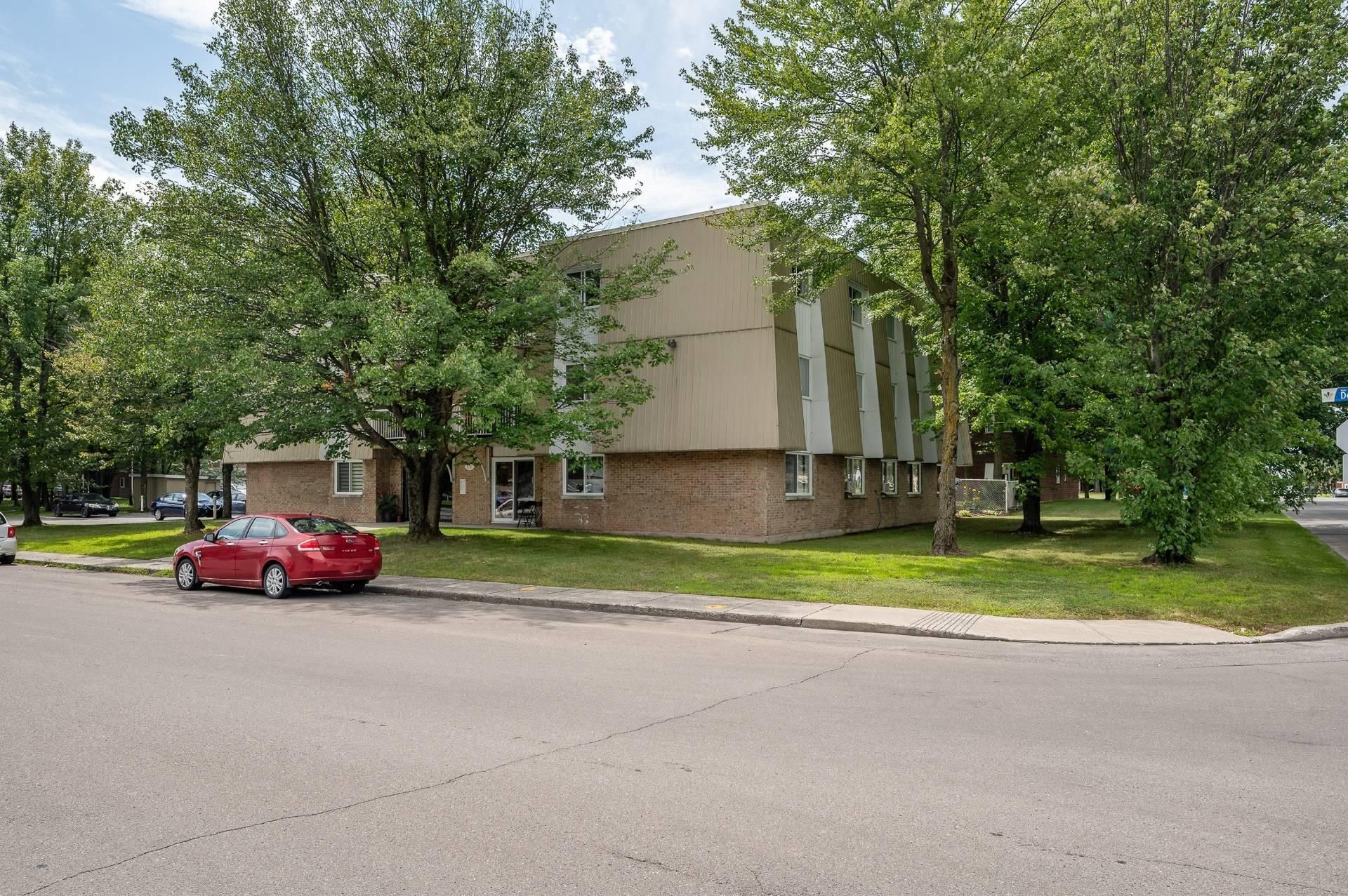 Front of Structure - 369 - 370 Rue Desjardins N., Granby, QC - Outdoor