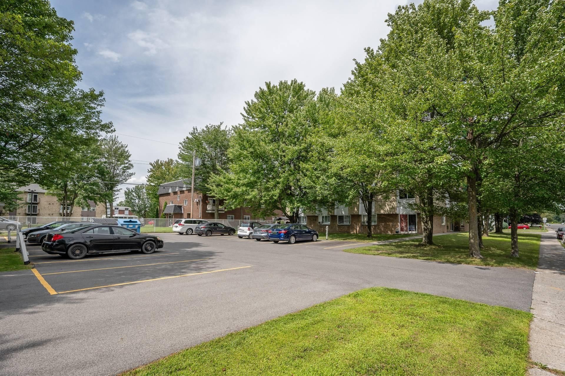 Parking - 369 - 370 Rue Desjardins N., Granby, QC - Outdoor
