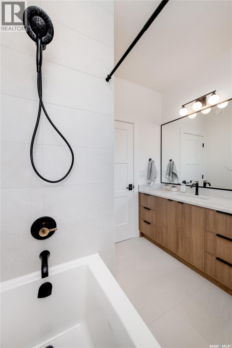 114 Cockcroft Manor, Saskatoon, SK - Indoor Photo Showing Bathroom