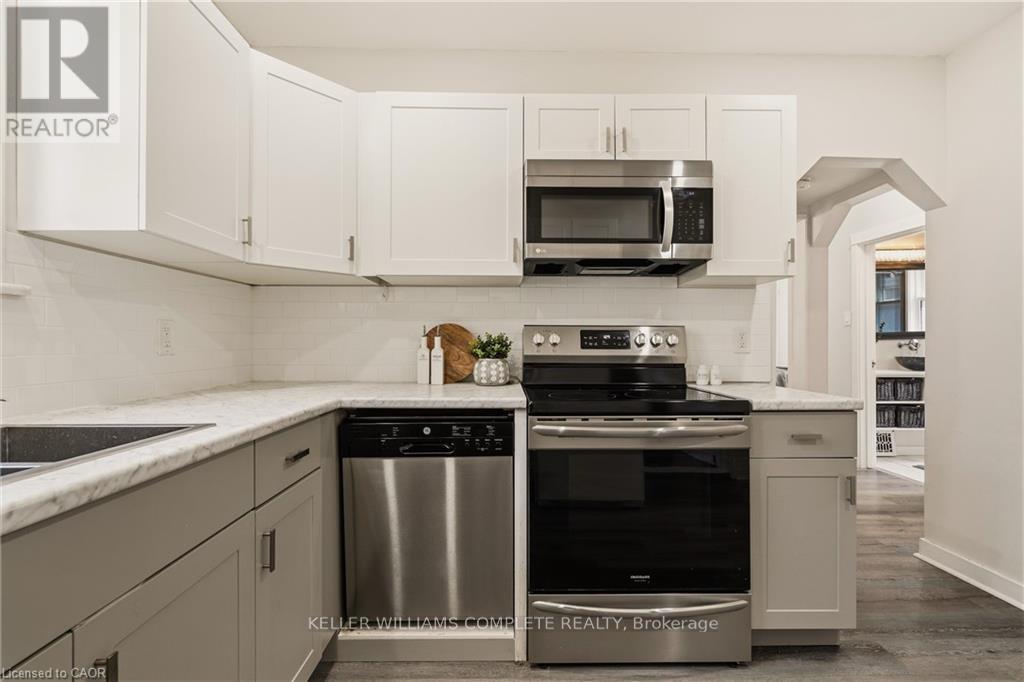 148 Huxley Avenue S, Hamilton, ON - Indoor Photo Showing Kitchen