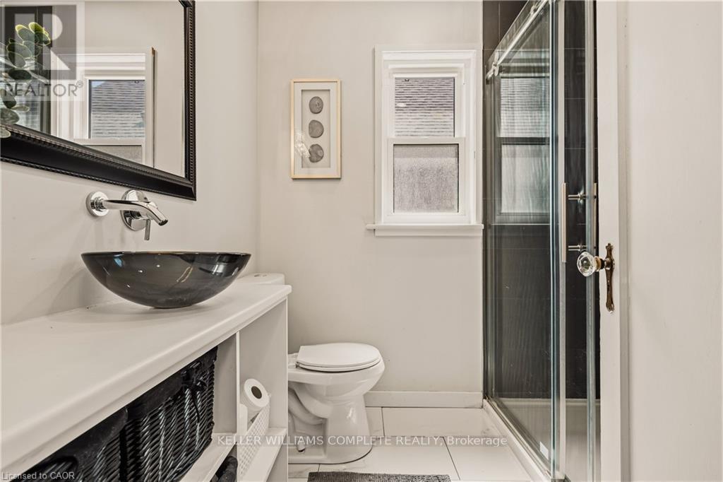 148 Huxley Avenue S, Hamilton, ON - Indoor Photo Showing Bathroom