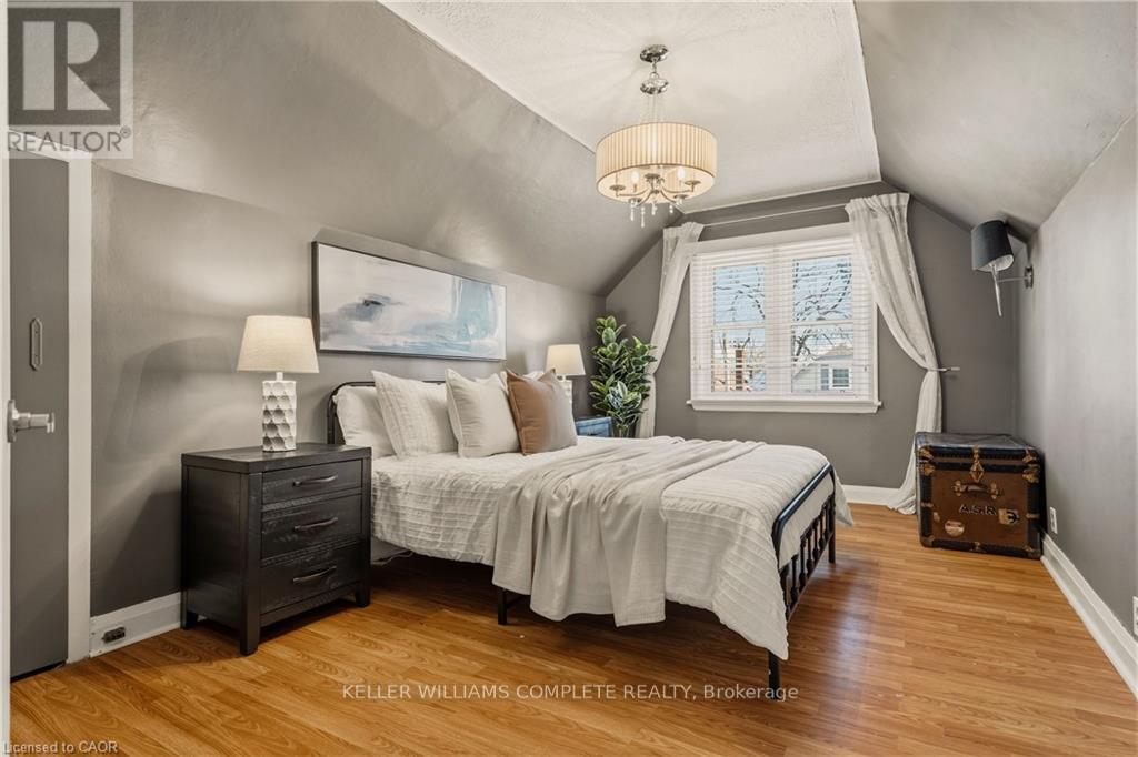 148 Huxley Avenue S, Hamilton, ON - Indoor Photo Showing Bedroom