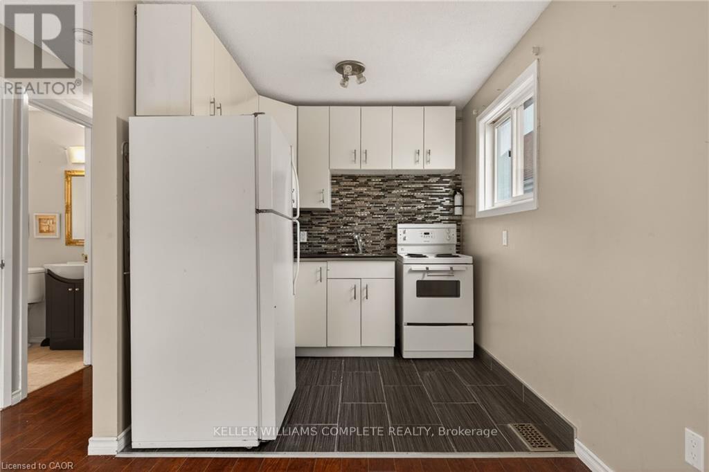 148 Huxley Avenue S, Hamilton, ON - Indoor Photo Showing Kitchen