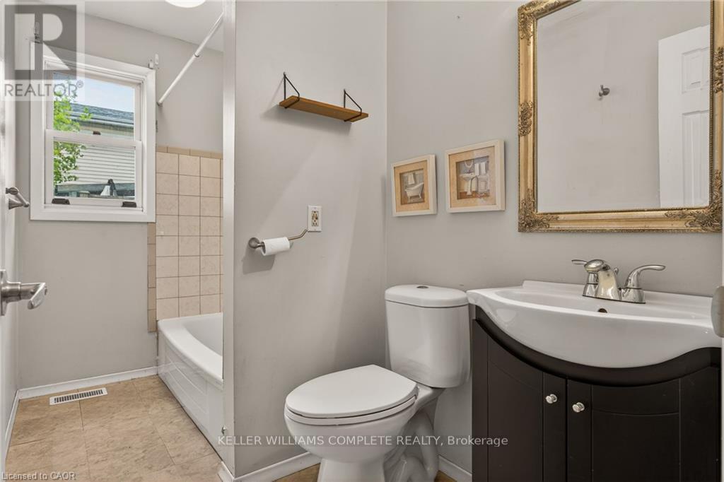 148 Huxley Avenue S, Hamilton, ON - Indoor Photo Showing Bathroom