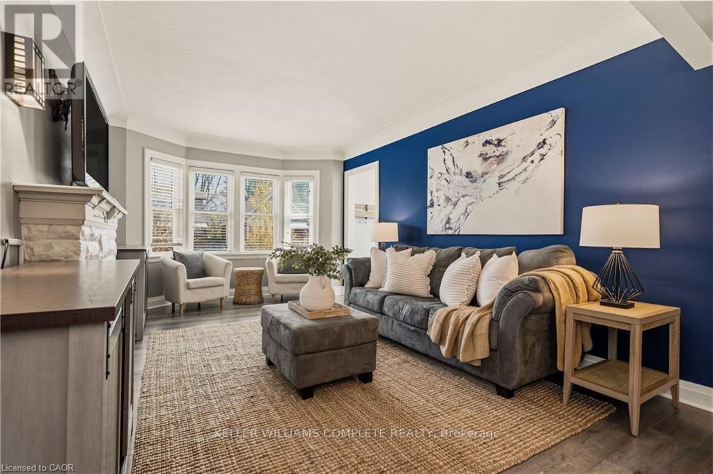 148 Huxley Avenue S, Hamilton, ON - Indoor Photo Showing Living Room