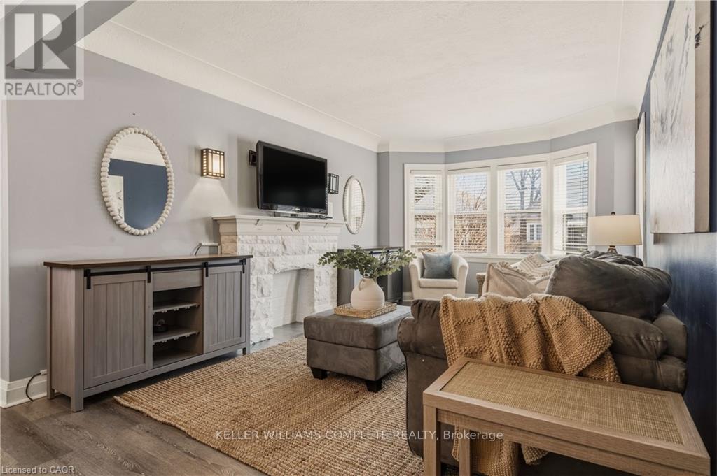 148 Huxley Avenue S, Hamilton, ON - Indoor Photo Showing Living Room