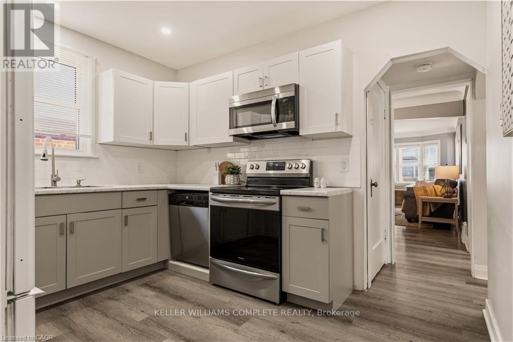148 Huxley Avenue S, Hamilton, ON - Indoor Photo Showing Kitchen