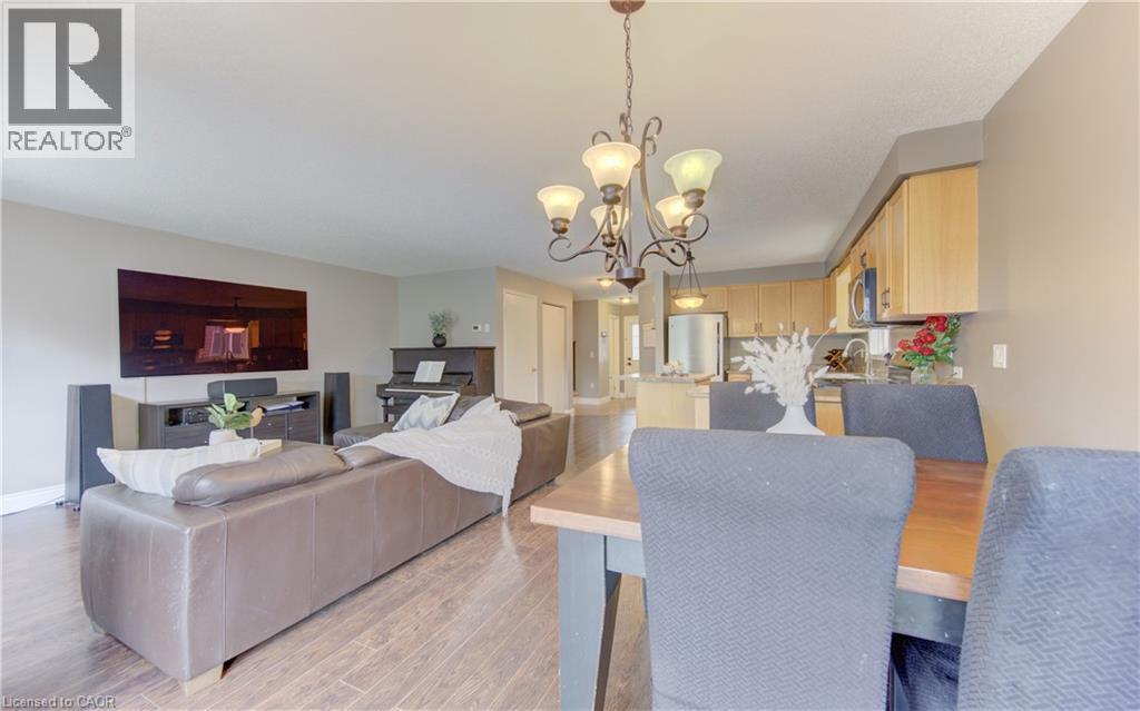 580 Canso Place, Waterloo, ON - Indoor Photo Showing Living Room
