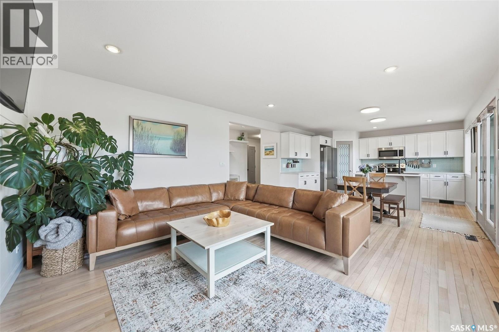 402 Crystal Bay, Warman, SK - Indoor Photo Showing Living Room
