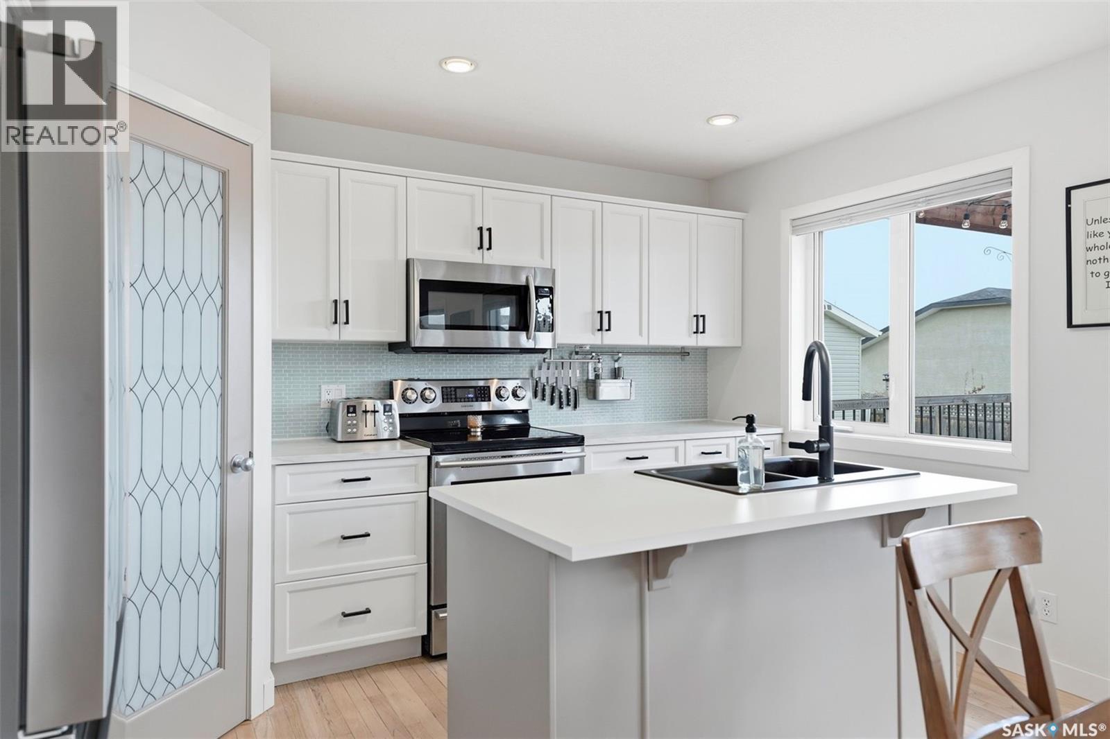 402 Crystal Bay, Warman, SK - Indoor Photo Showing Kitchen With Stainless Steel Kitchen With Double Sink With Upgraded Kitchen