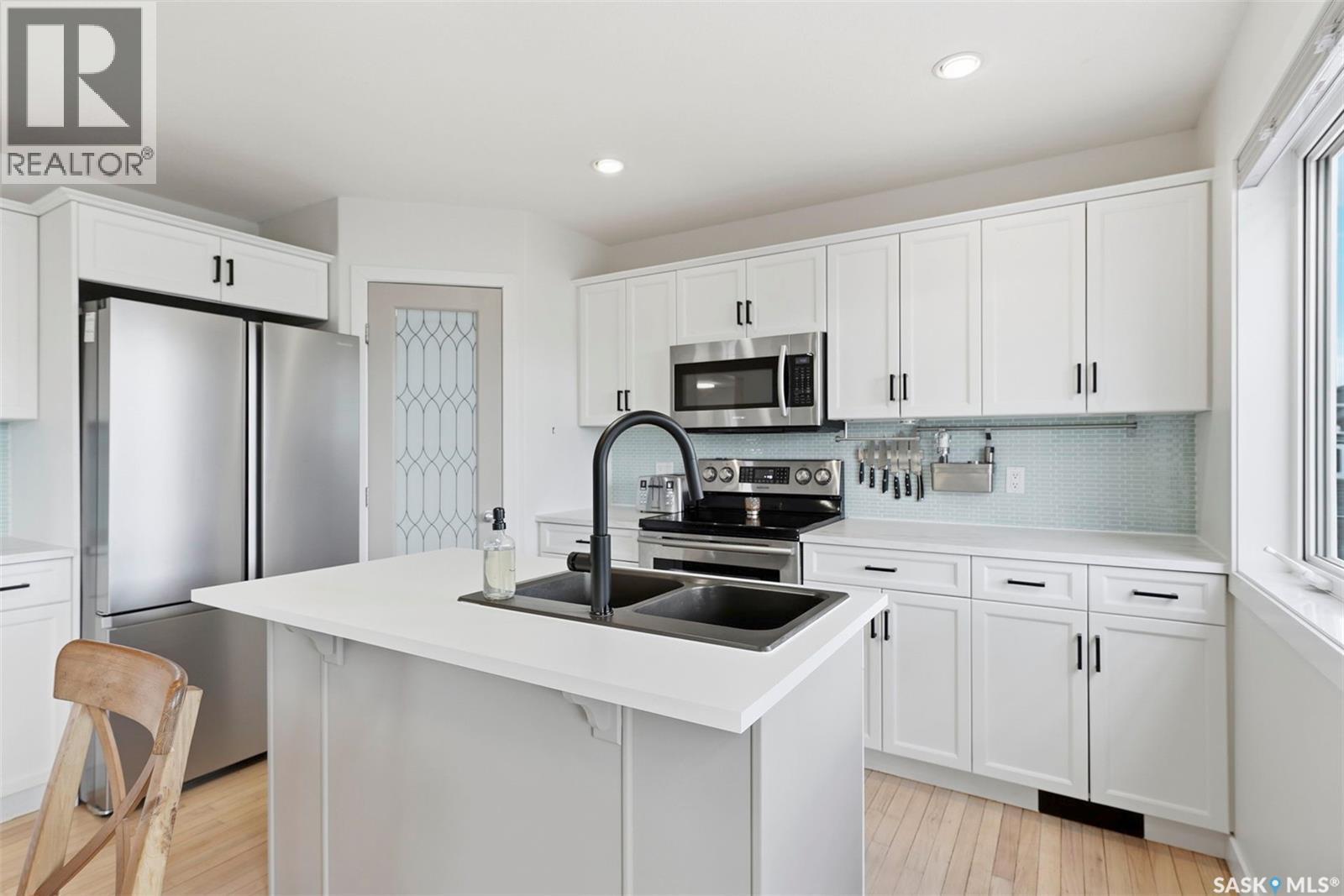 402 Crystal Bay, Warman, SK - Indoor Photo Showing Kitchen With Stainless Steel Kitchen With Double Sink With Upgraded Kitchen