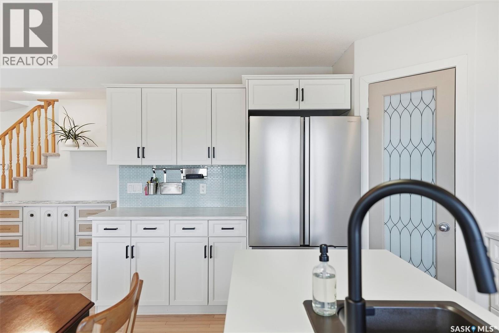 402 Crystal Bay, Warman, SK - Indoor Photo Showing Kitchen